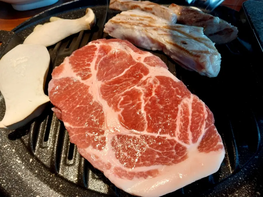 두툼하게 썰린 생목살