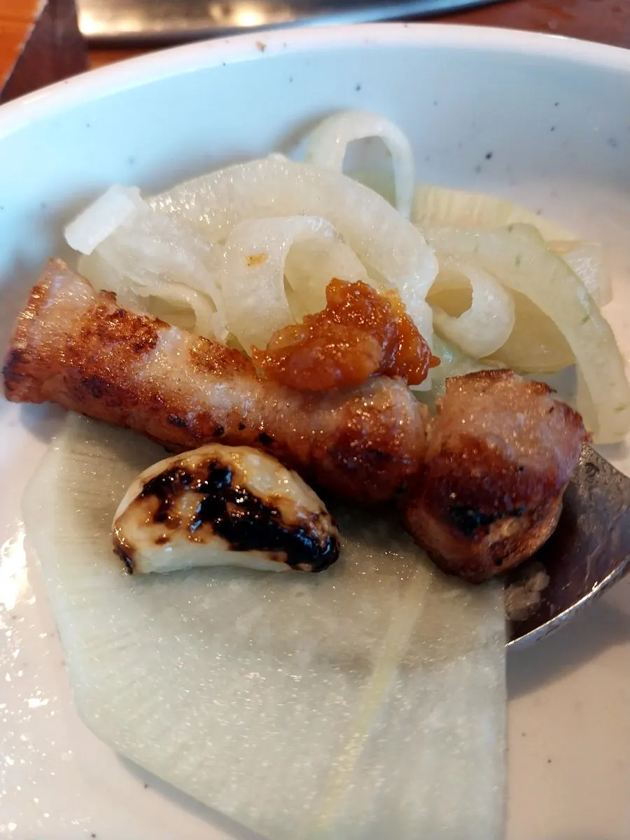 고기와 반찬이 놓인 식사 테이블