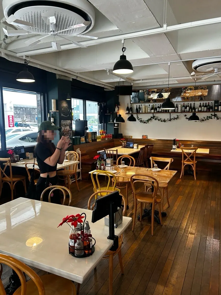 The fresh green atmosphere of The Pizzeria Market Hanam Misa