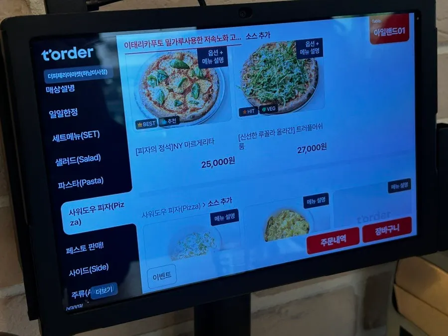 Self-service station for water and accompaniments
