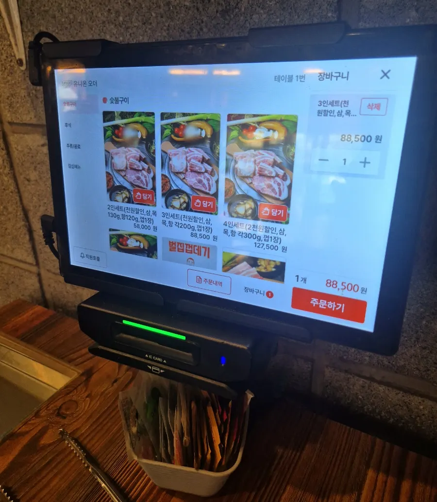 테이블에 설치된 티오더 주문 태블릿