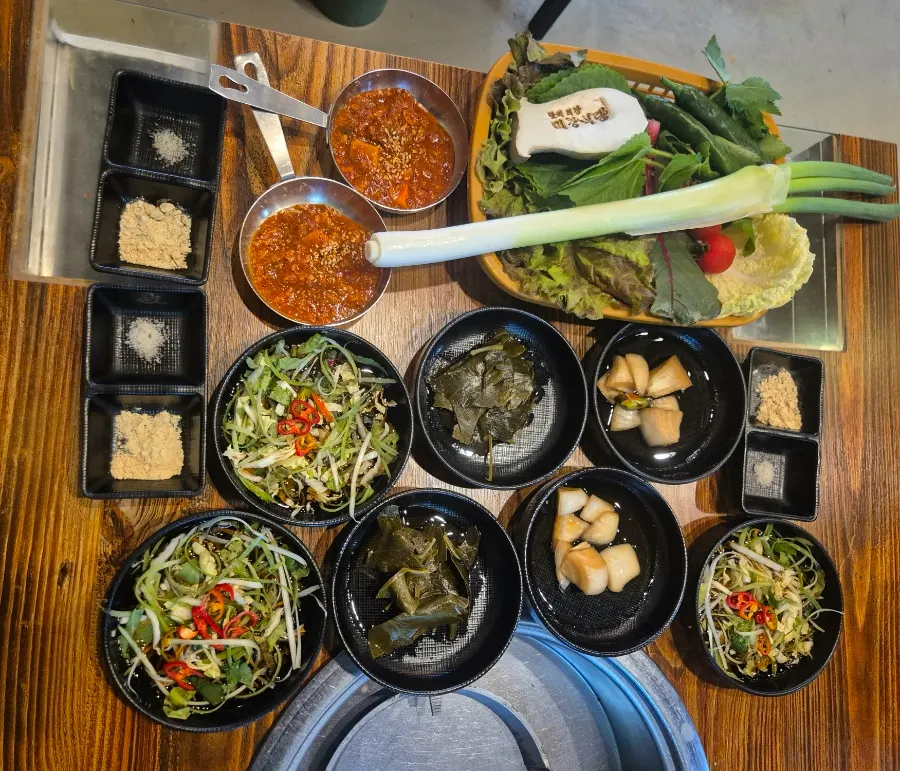 세팅된 미강식당 기본찬 상차림