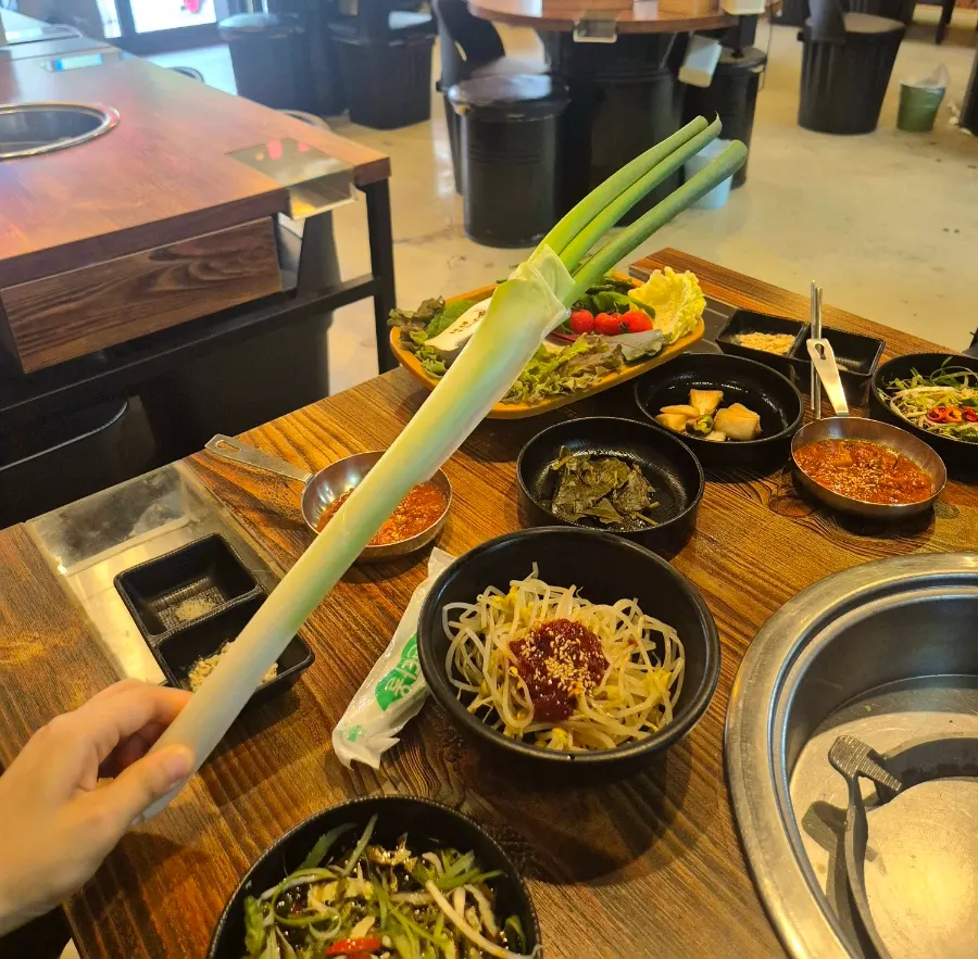 기본찬으로 나온 길쭉한 통 대파