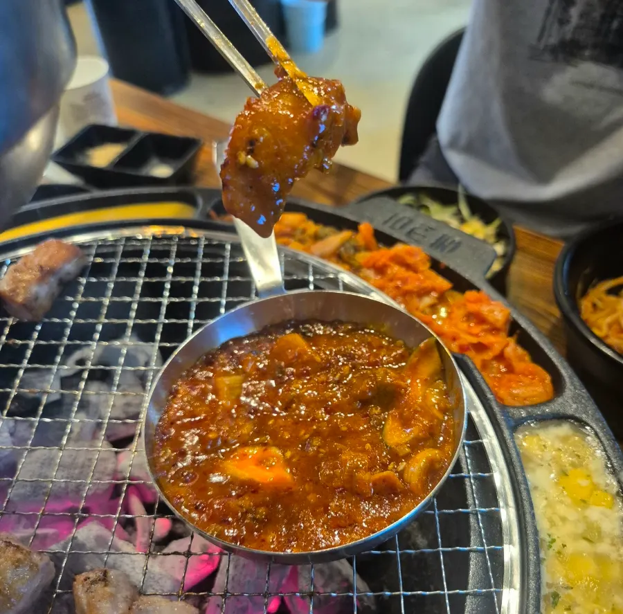 초벌해 불판에 올린 항정살