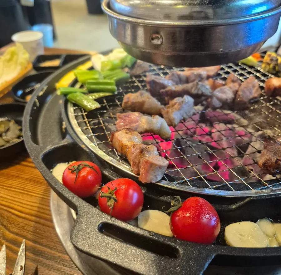 불판에 올린 삼겹살과 목살