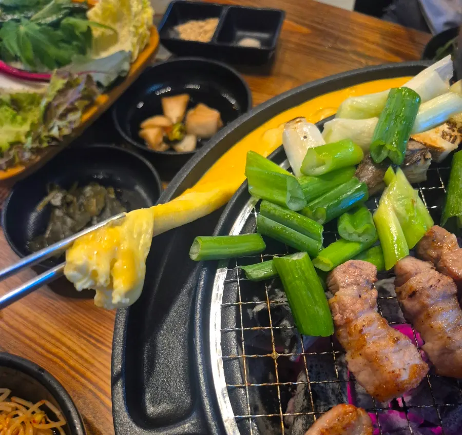 사이드 불판의 콘치즈와 삼겹살