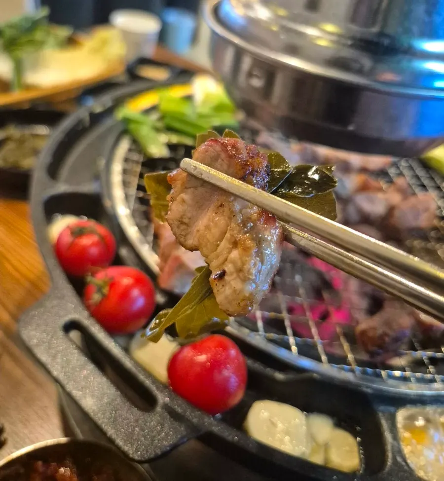 고기와 함께 곁들인 나물 반찬