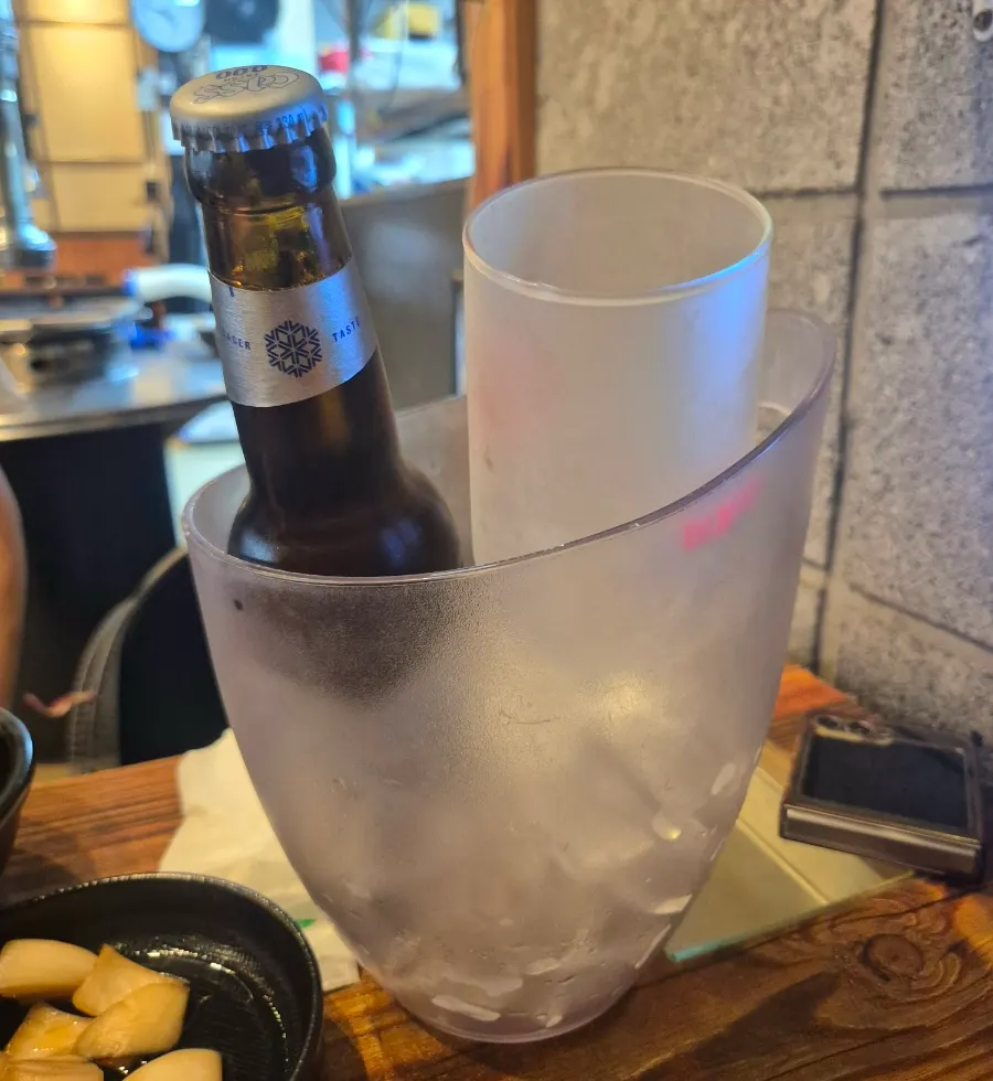 쌈채소에 고기를 올린 푸짐한 쌈
