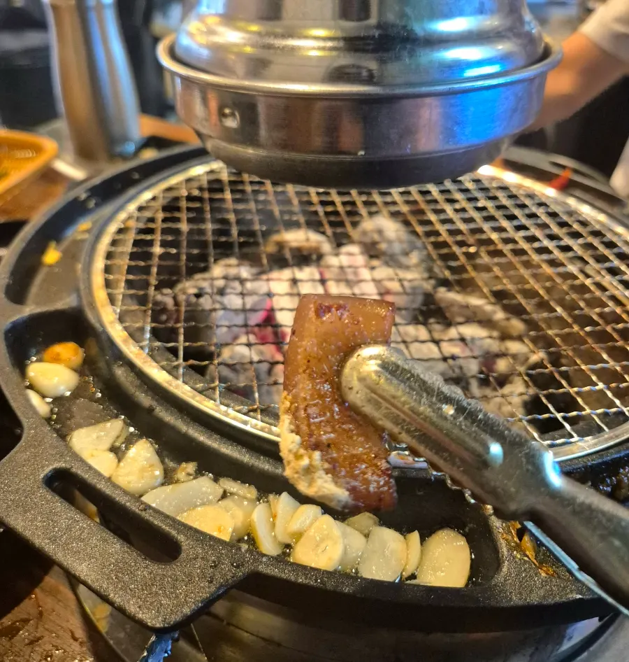초벌해 나온 돼지 껍데기
