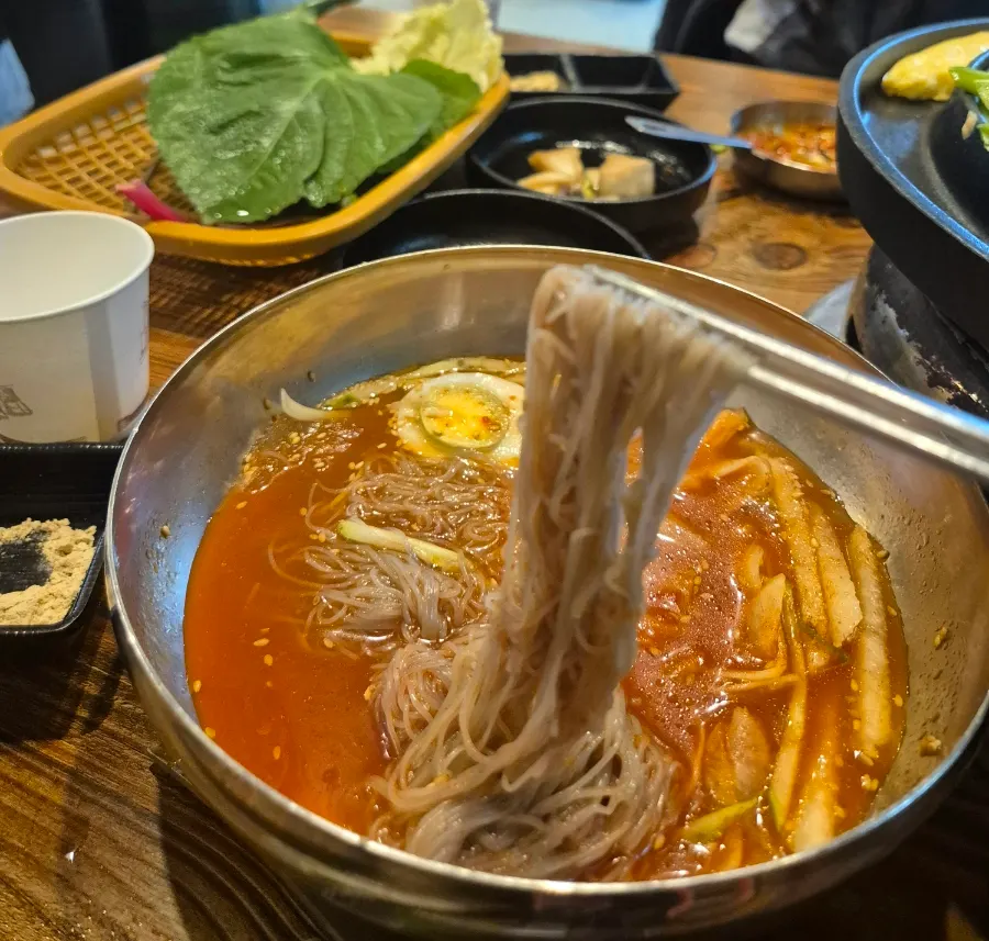 고명을 올린 후식 비빔냉면