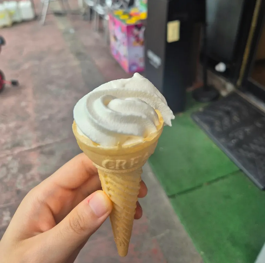입구 앞 소프트 아이스크림