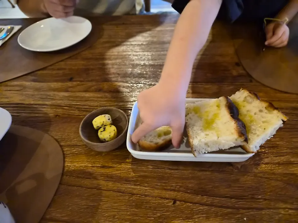 Bread and butter served before the meal at Bokkeriu