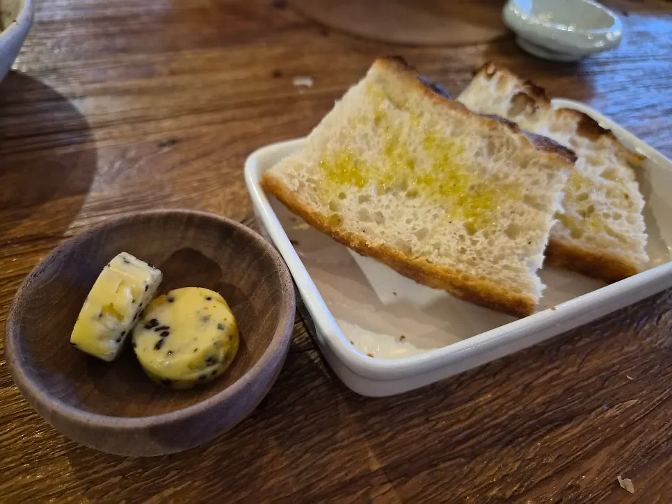 Table setting with grapefruit ade at Bokkeriu