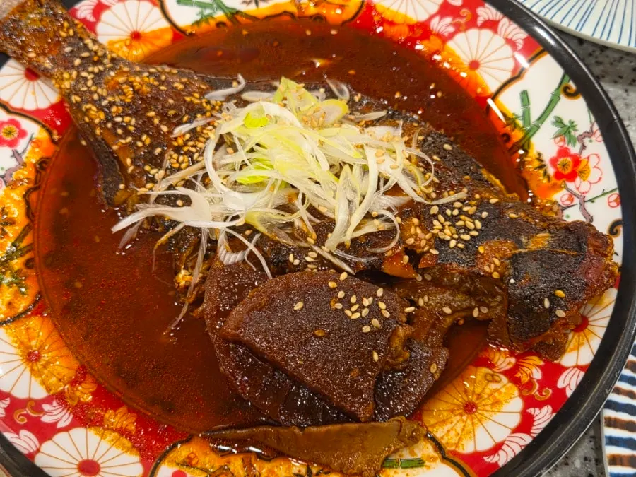 기본 반찬이 깔린 테이블