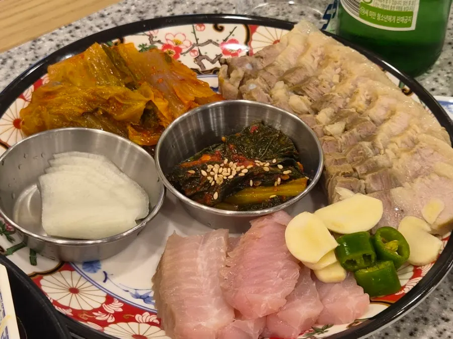 기본 안주로 나온 들기름 계란 후라이