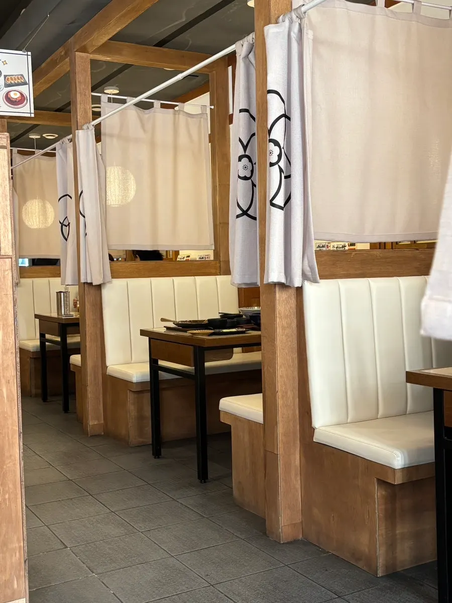 Area tempat duduk yang dipisah-pisah di Misikga-ui Udon Daeyeon Direct Branch