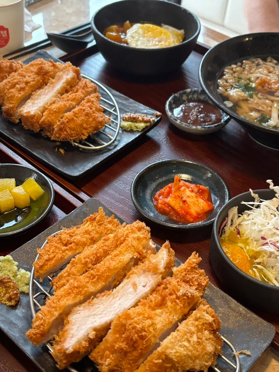 Komposisi set dengan donkatsu dan menu mi bersama