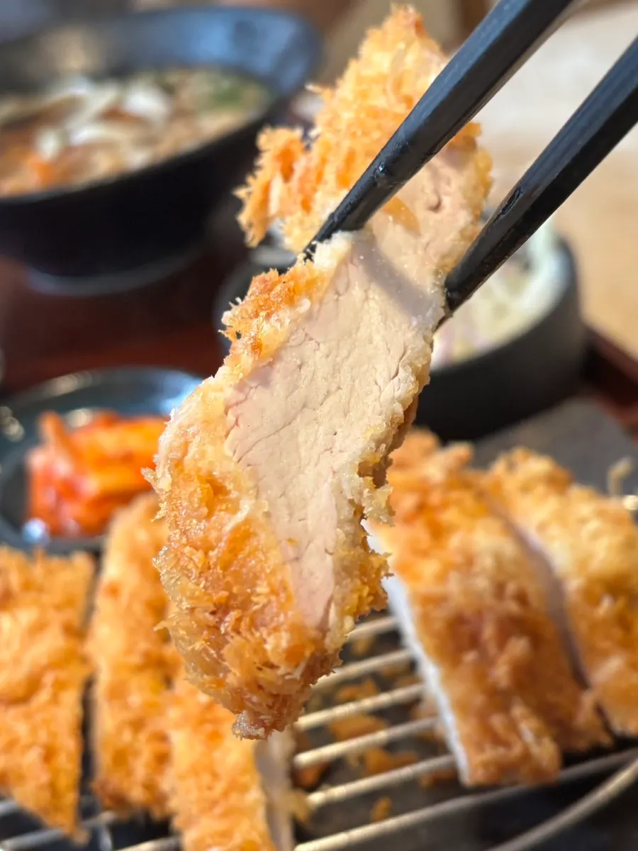 Donkatsu tebal dengan lapisan tepung renyah