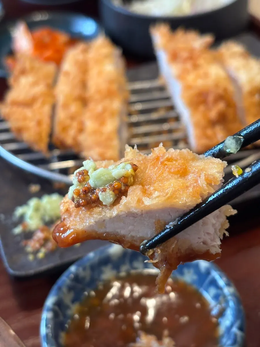 Donkatsu dengan tambahan wasabi dan mustard