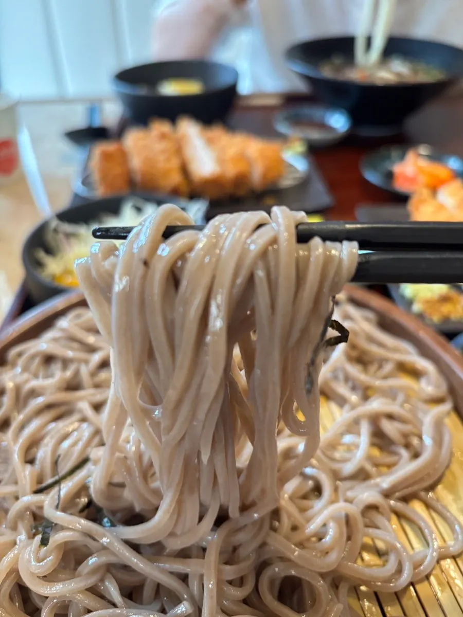 Mi soba kenyal dicelup ke tsuyu