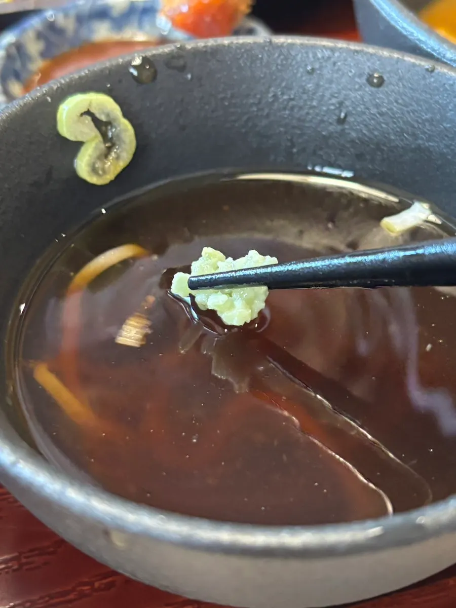 Tsuyu dengan wasabi dan mi soba