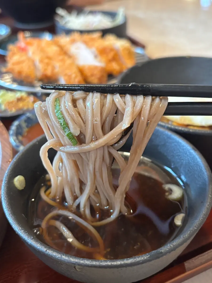 Donkatsu dan panmemil disajikan bersama