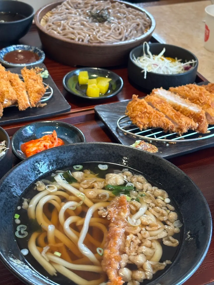 Udon hangat dengan tempura dari combo set