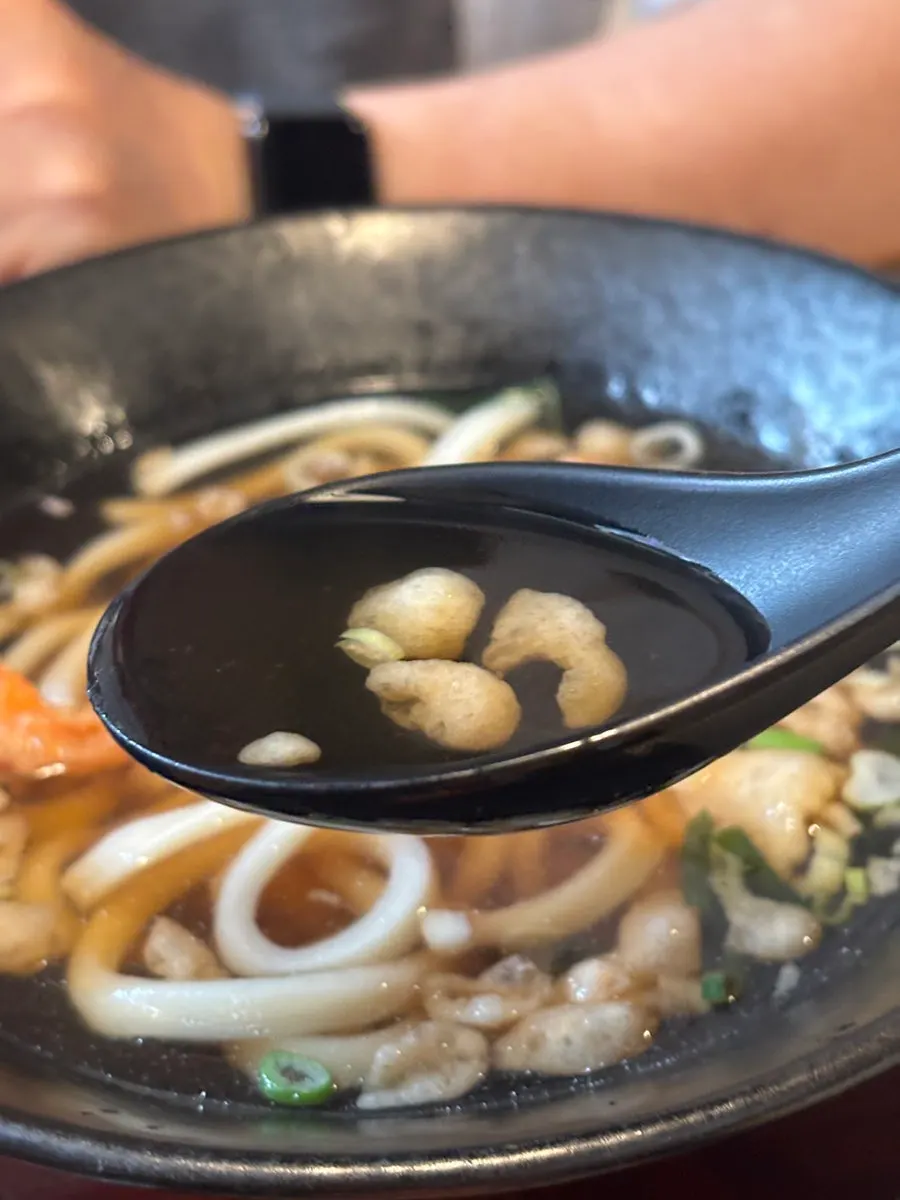 Close-up kuah udon dan mi udon kenyal
