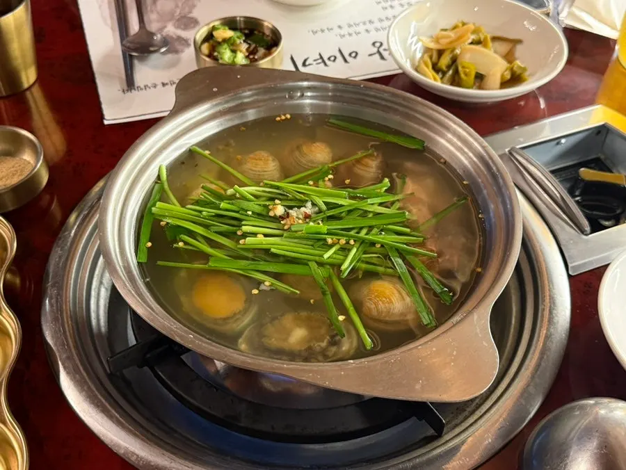 기본으로 나온 조개탕 냄비