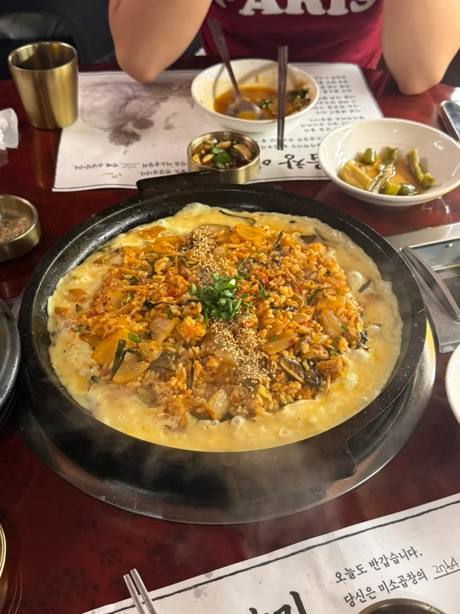 남은 고기와 계란을 넣어 만들어준 볶음밥