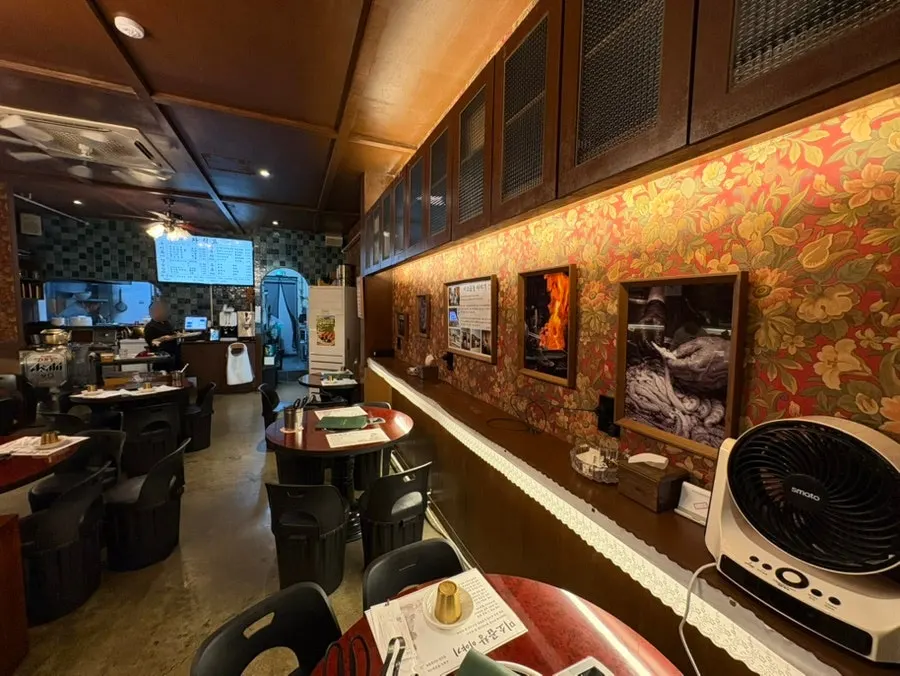 Retro wall mixing European and old-school tearoom style
