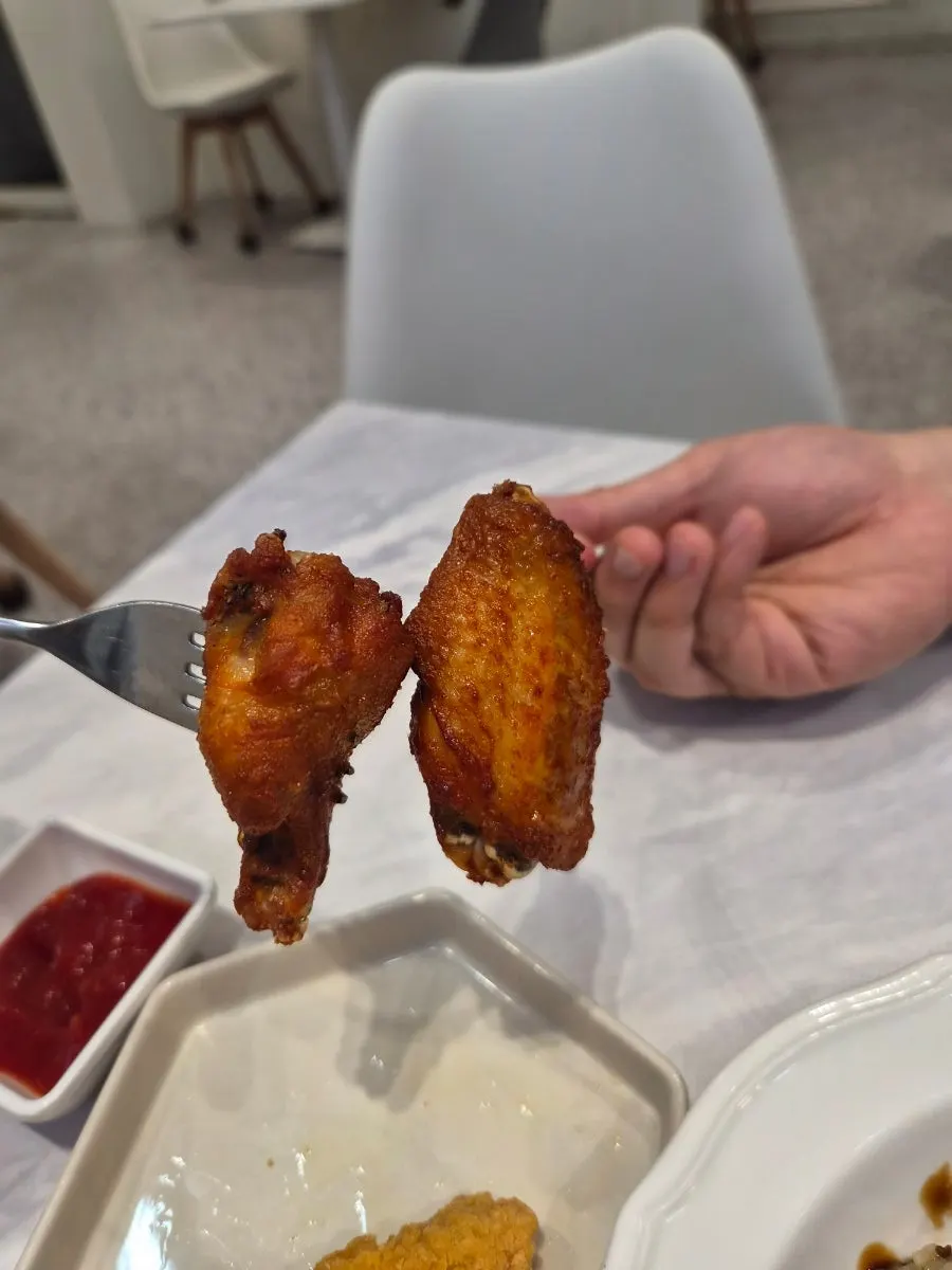 윙과 봉으로 건배하는 마무리 장면