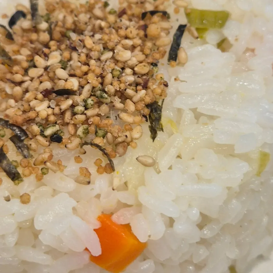 깨와 김가루가 뿌려진 미니 볶음밥