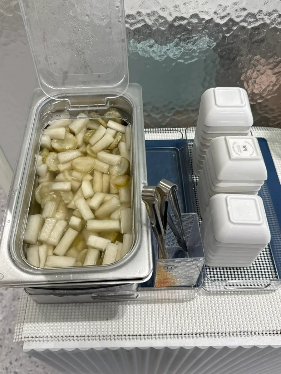 무와 오이 피클이 놓인 셀프바