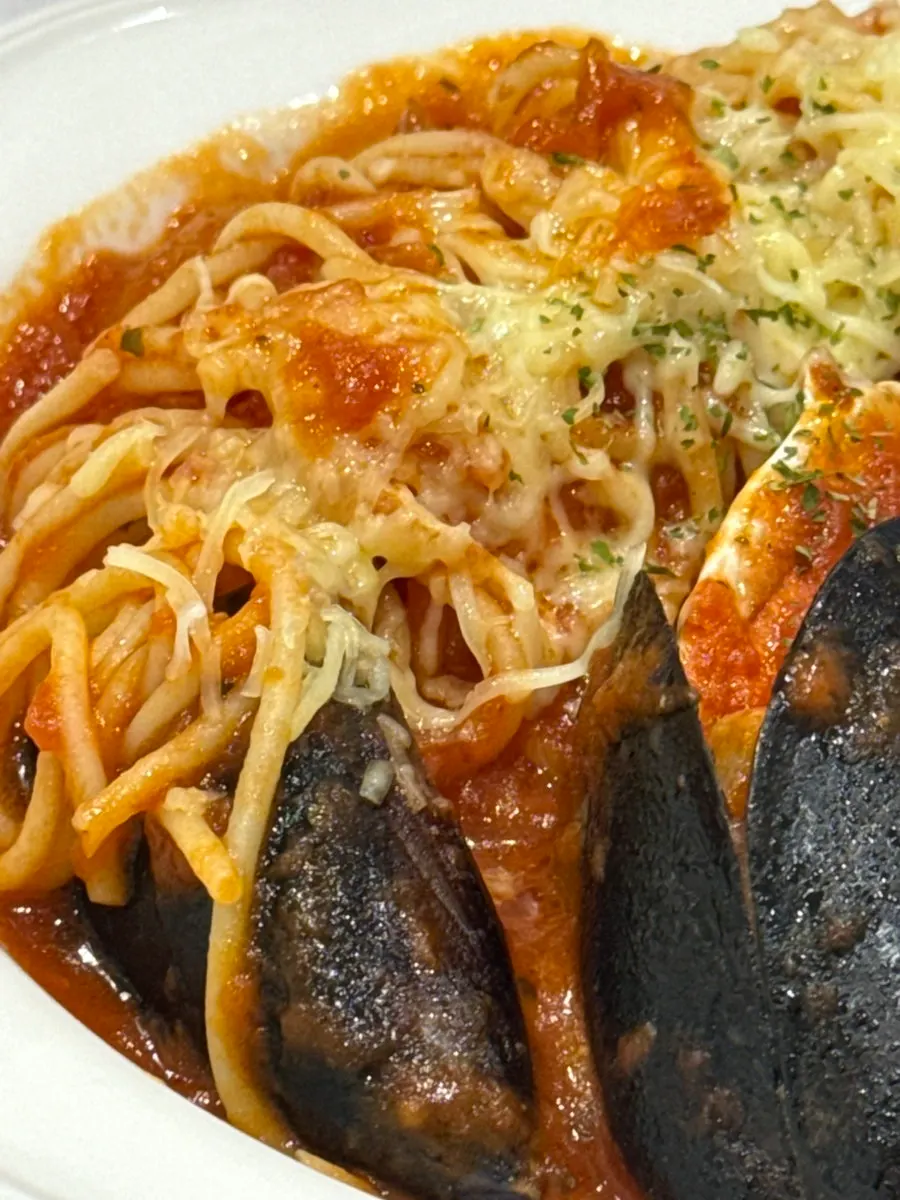홍합과 조개, 꽃게가 올라간 해물 토마토 파스타