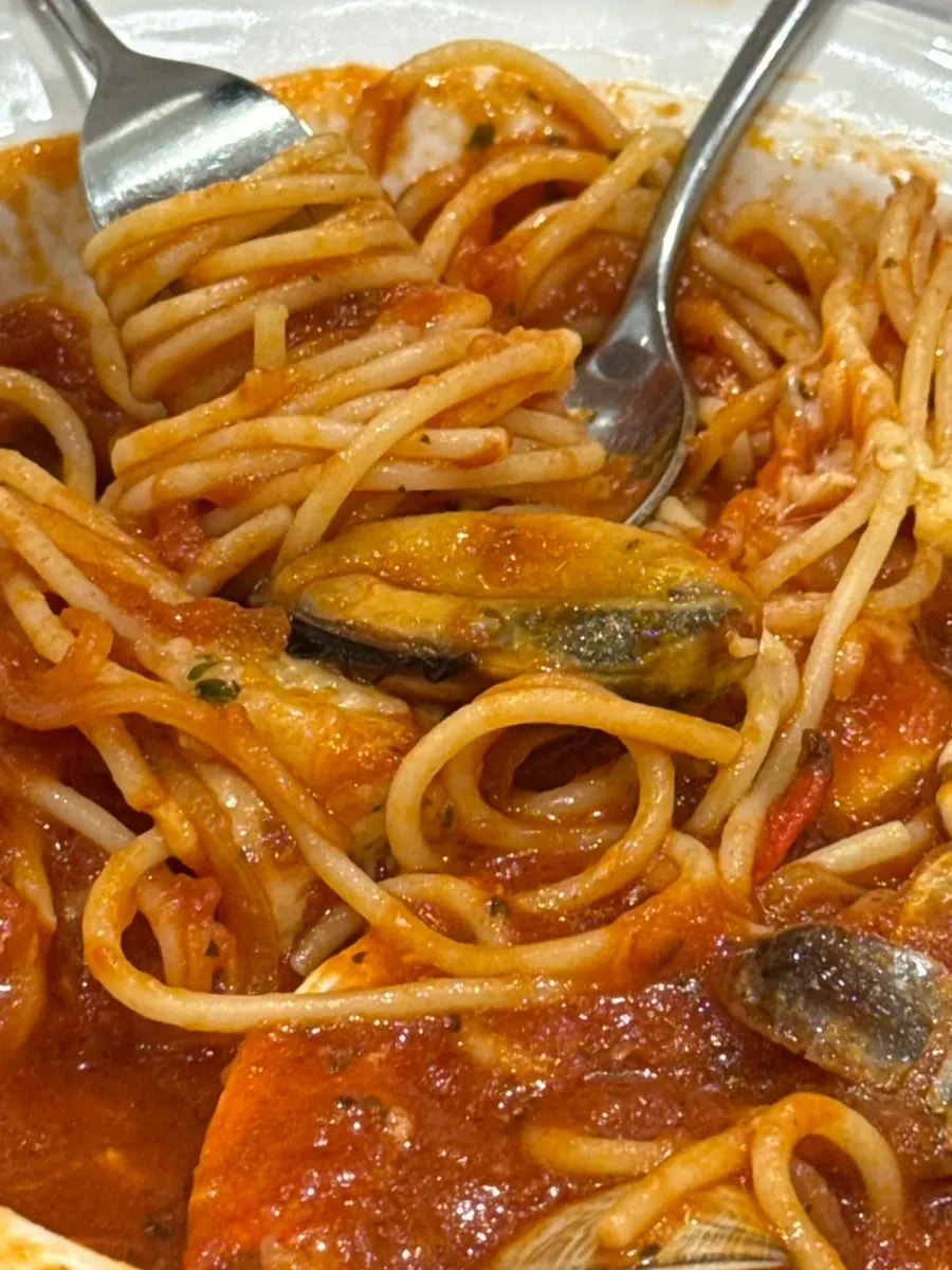 치즈가 녹아내린 해물 토마토 파스타