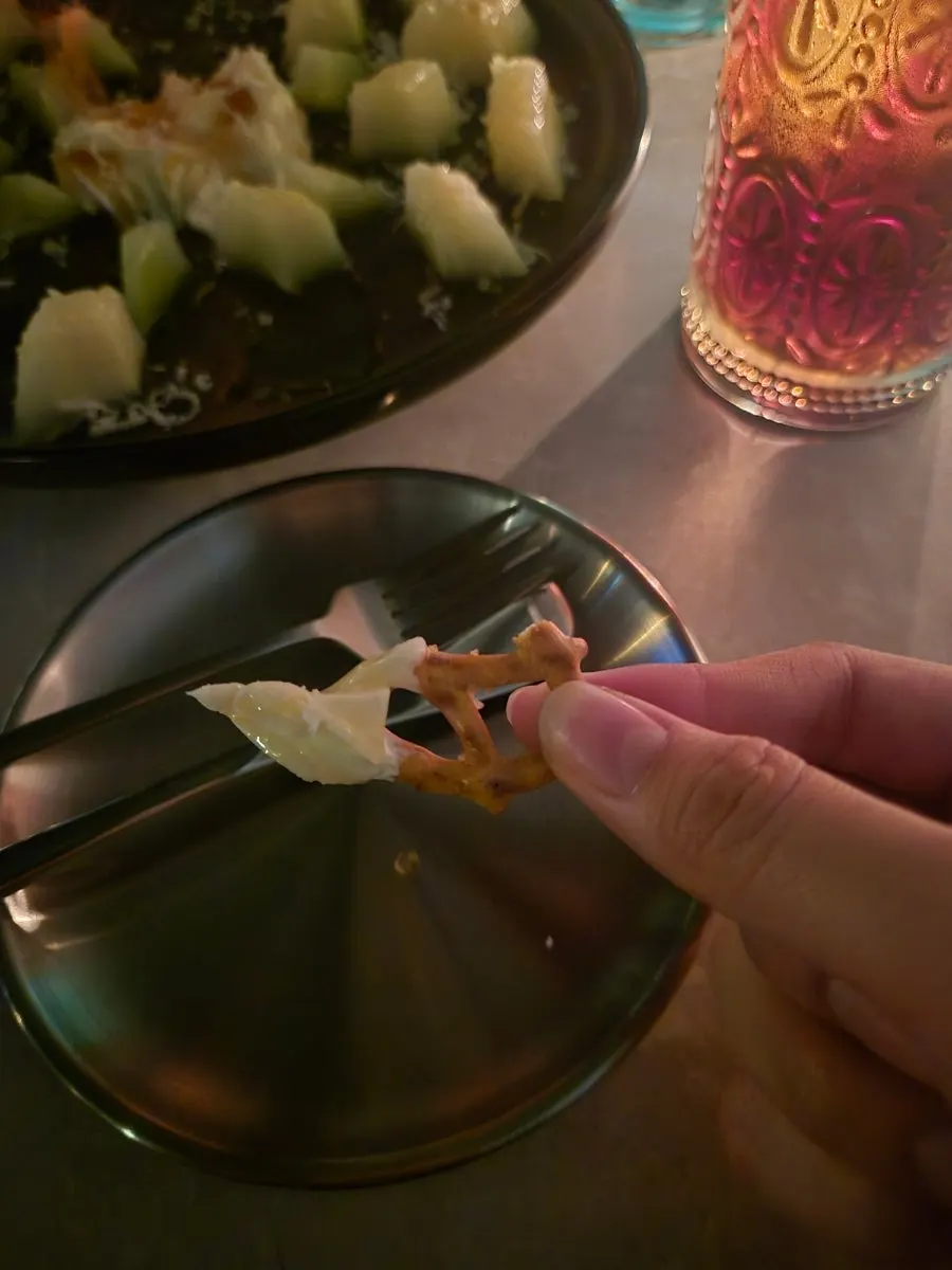 칵테일과 함께 차려진 카이막 멜론 상차림