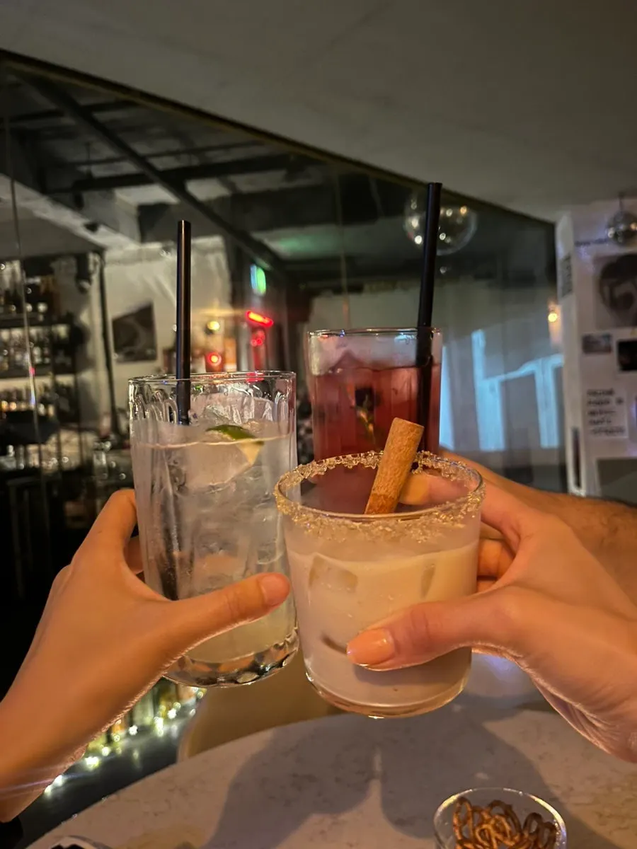 Cocktails and snacks on the table