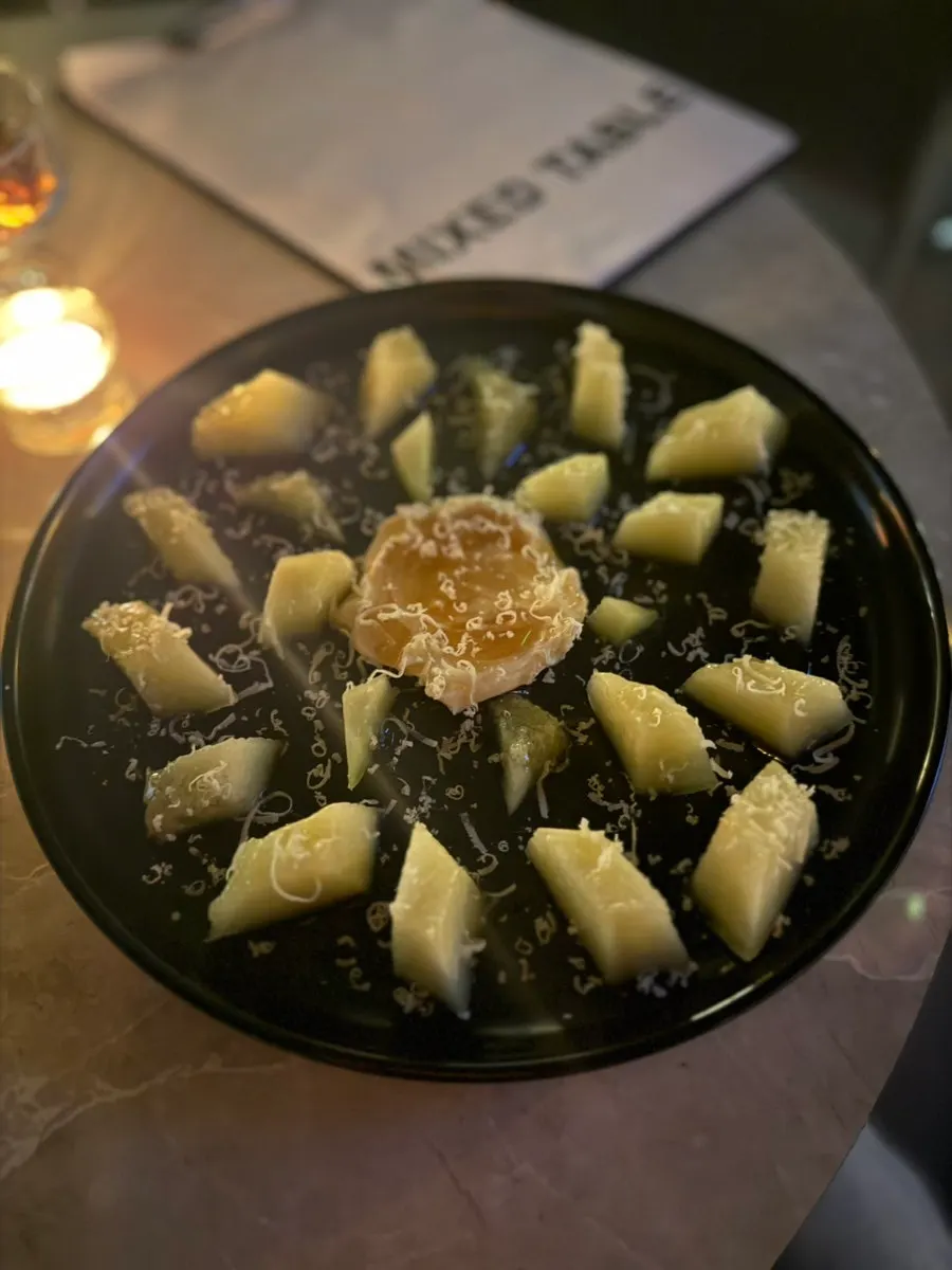 꿀을 올린 카이막 멜론 안주