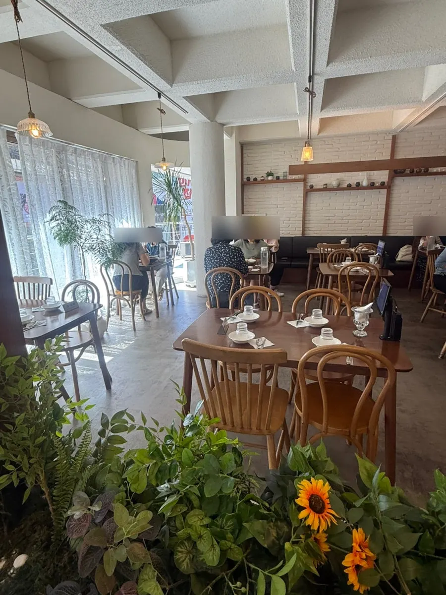 Spaced-out two-person table at Moa Gangnam