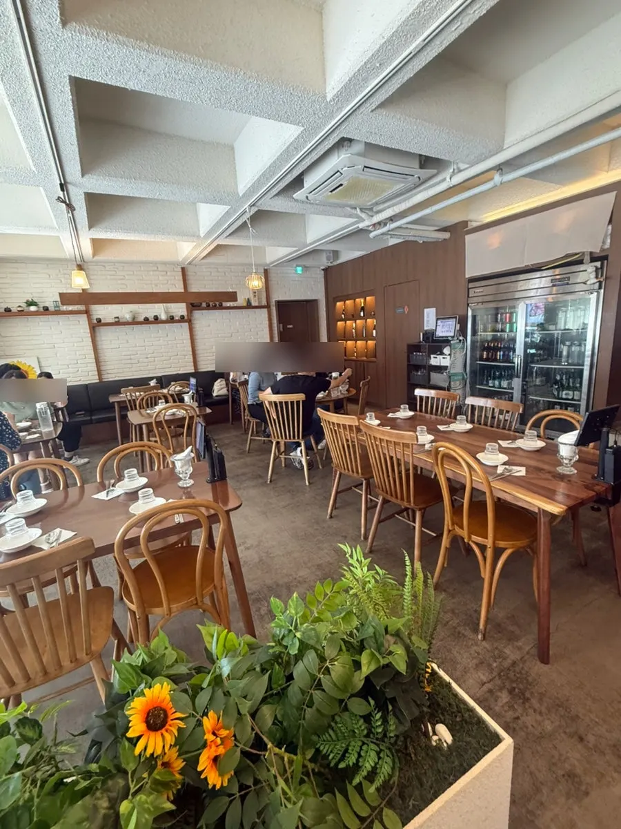 Four-person seating layout at Moa Gangnam