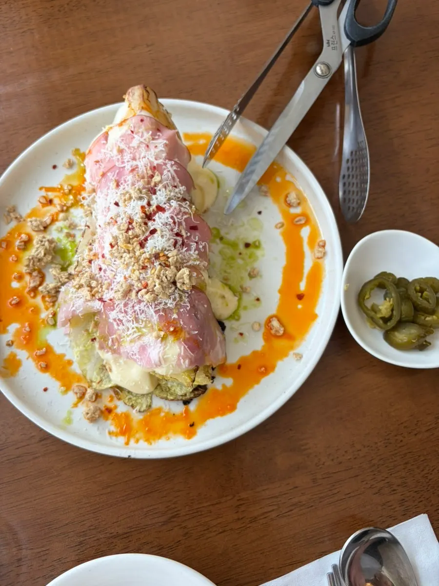 Jambon napa cabbage salad topped with napa and ham