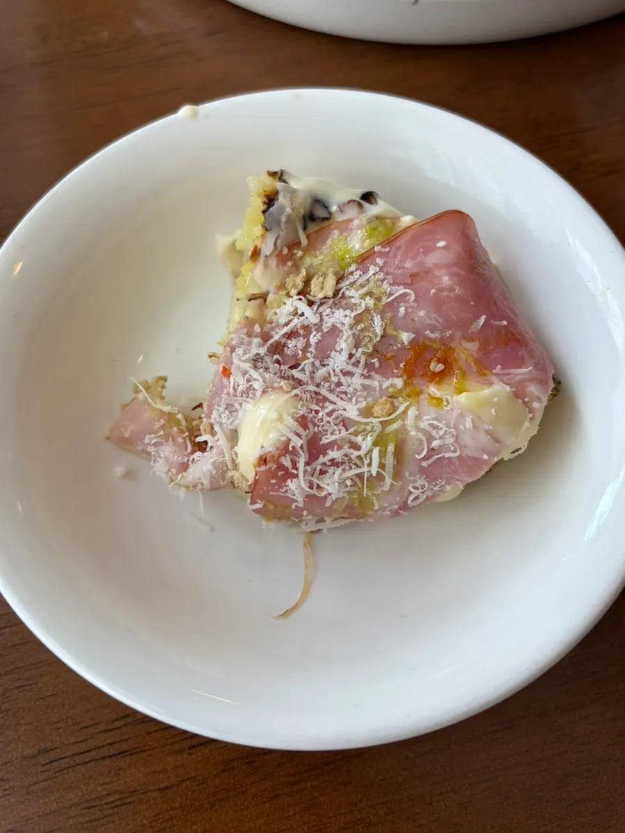 Salad with extra flavor from added jambon