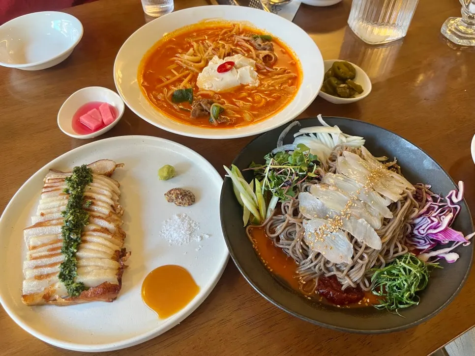 Table set with the three ordered dishes