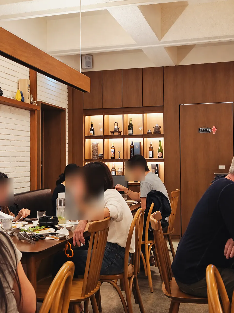 따뜻한 조명이 켜진 모아 강남 테이블 자리