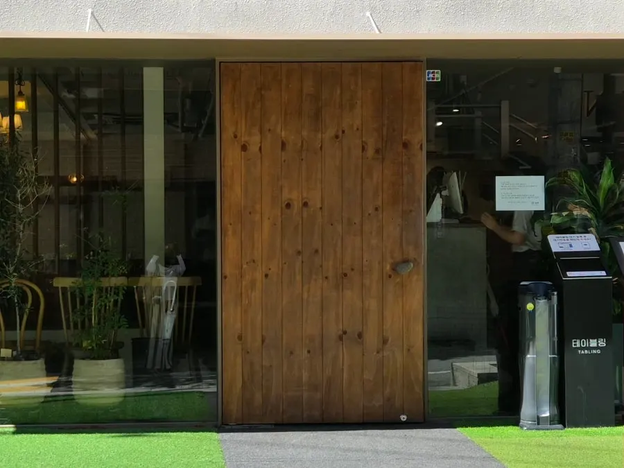 Exterior of Moa Gangnam, between Gangnam Station and Sinnonhyeon Station