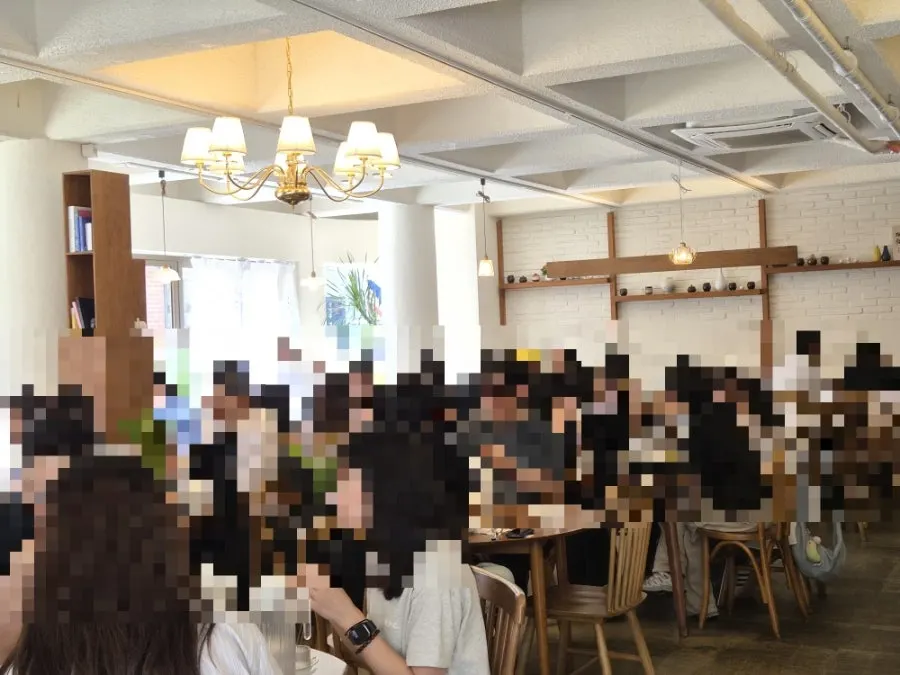 Restaurant filling up with customers as we finished our meal