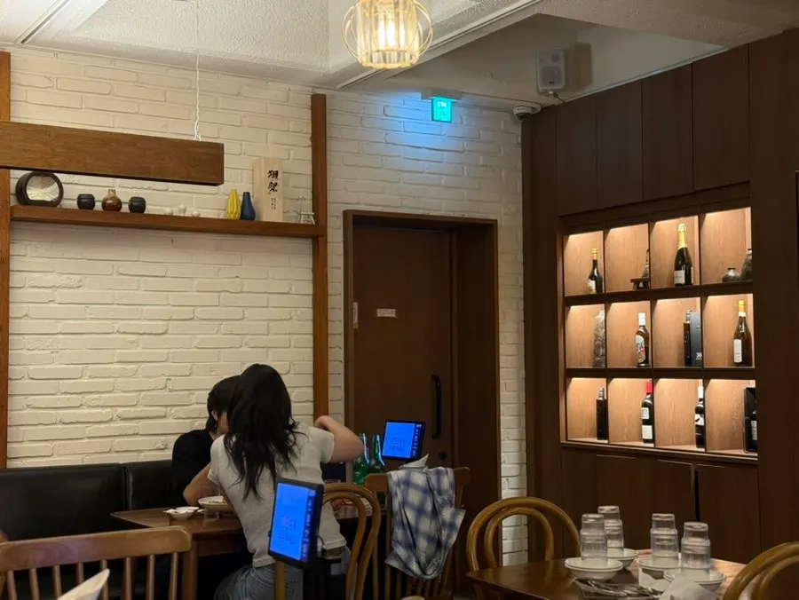 Dining hall atmosphere at Moa Gangnam, good for dates