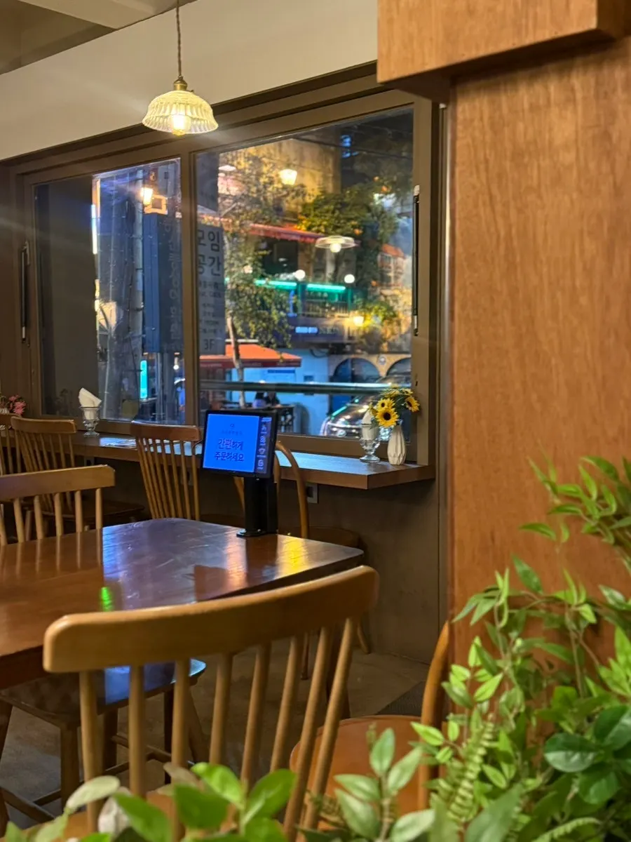 Vertical photo of a table setting at Moa Gangnam