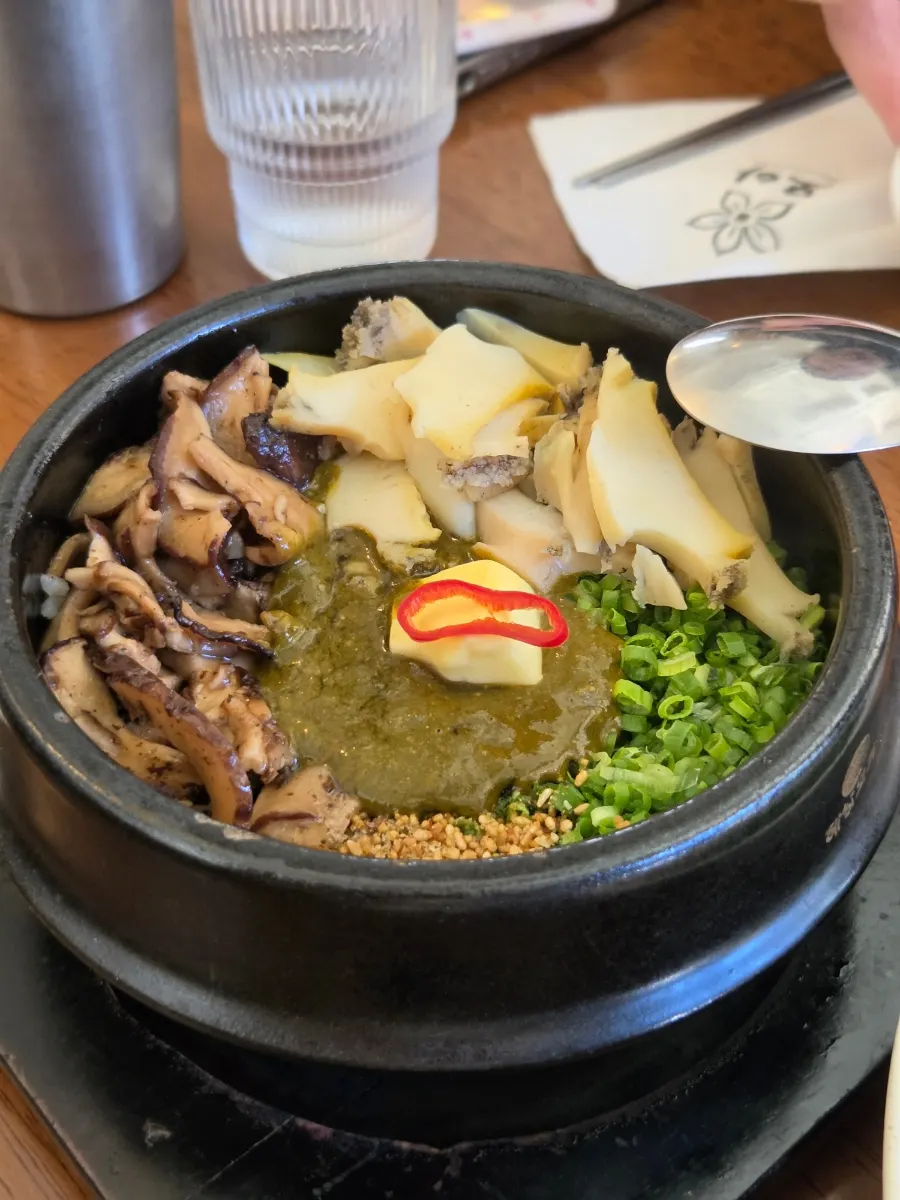 Abalone mushroom butter pot rice topped with abalone and mushrooms